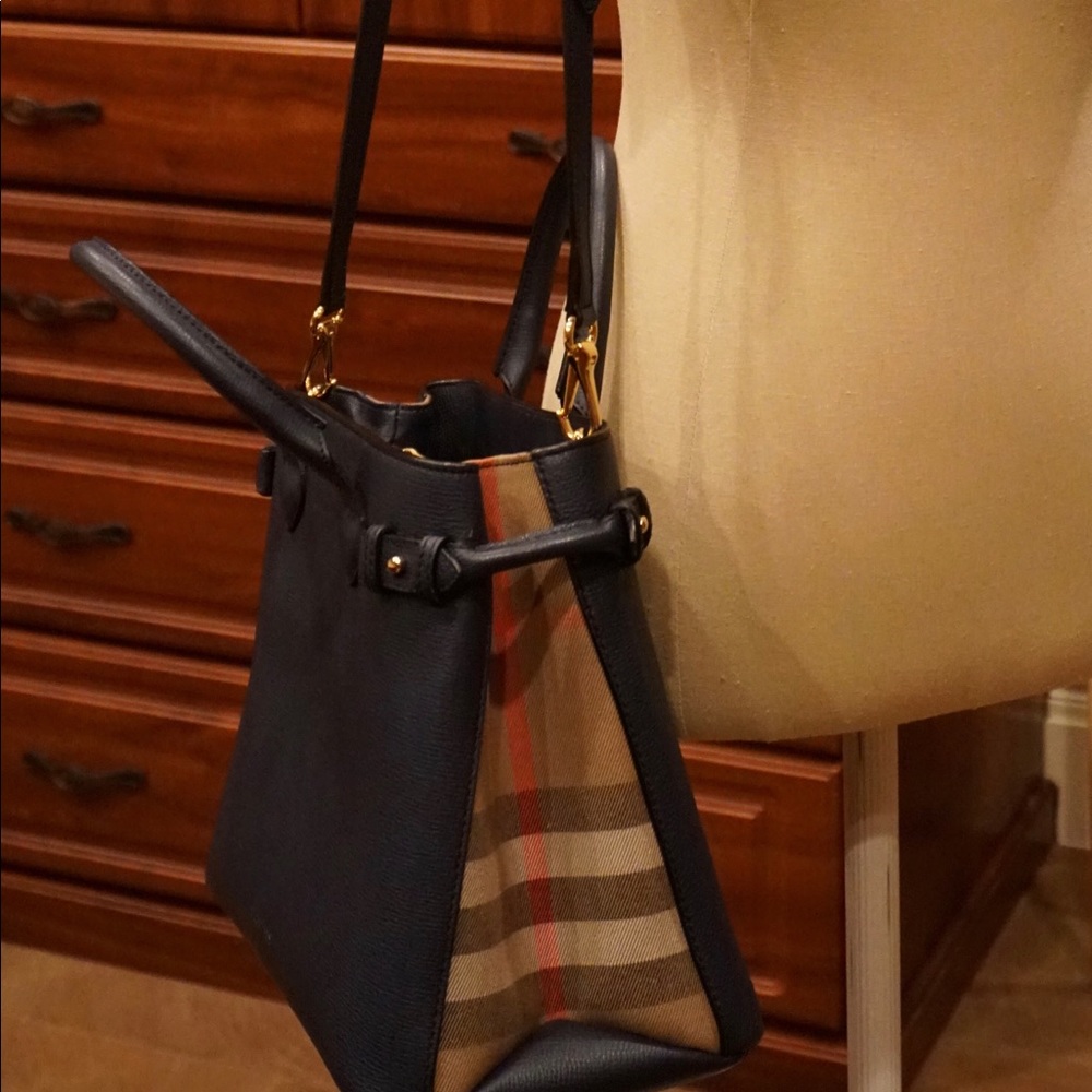 Navy signature Burberry bag - Picture 5 of 7